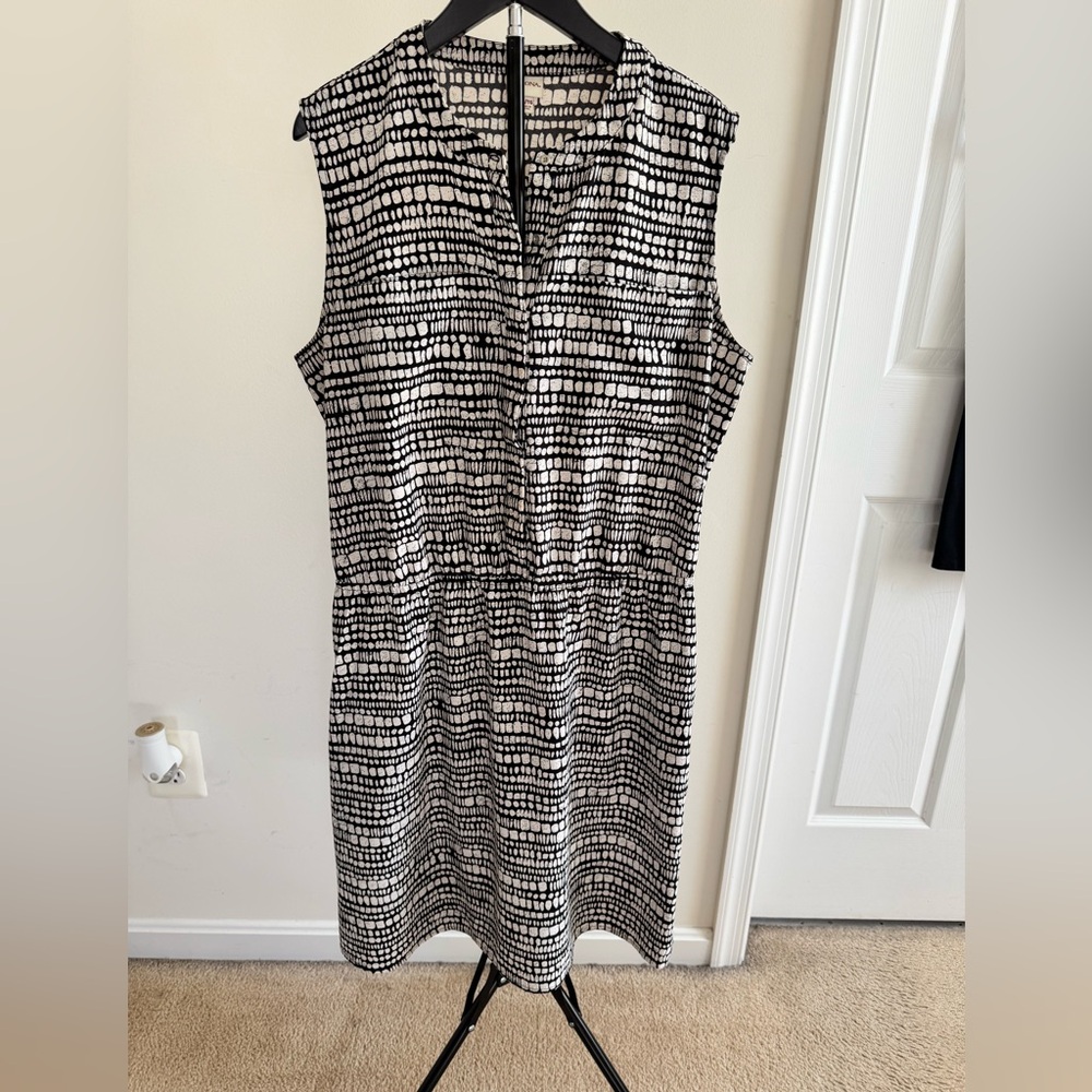 Sleeveless Black & White Printed Shift Dress
